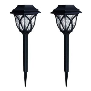 Αυτό το σετ περιλαμβάνει 6 ηλιακά φωτιστικά - στύλους τα οποία προσφέρουν εκπληκτικό φωτισμό και διακόσμηση στον κήπο ή στην βεράντα σου. Είναι το ιδανικό αξεσουάρ για να δημιουργήσεις μια μαγευτική ατμόσφαιρα στον εξωτερικό σου χώρο. Τα φωτιστικά φορτίζονται από τον ήλιο κατά τη διάρκεια της ημέρας και αυτόματα ανάβουν κατά τη διάρκεια της νύχτας. Είναι ενεργειακά αποδοτικά και φιλικά προς το περιβάλλον