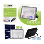 Ο στεγανός ηλιακός προβολέας Led GD-50G διαθέτει έναν ισχυρό φωτοβολταϊκό συλλέκτη και ενσωματωμένες μπαταρίες για την αποθήκευση της ηλιακής ενέργειας. Η σύνδεση του προβολέα με το πάνελ γίνεται μέσω καλωδίων