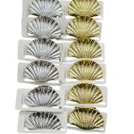 Το κλάμερ βοηθάει στο να στερεώσετε εύκολα τα μαλλιά στο ύψος που επιθυμείτε. Ανοίγει πιέζοντας τις δύο άκρες του και σαν δαγκάνα γατζώνει τα μαζεμένα μαλλιά.