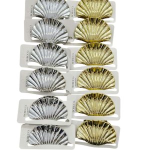 Το κλάμερ βοηθάει στο να στερεώσετε εύκολα τα μαλλιά στο ύψος που επιθυμείτε. Ανοίγει πιέζοντας τις δύο άκρες του και σαν δαγκάνα γατζώνει τα μαζεμένα μαλλιά.