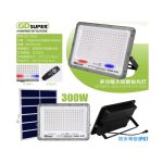 Ο στεγανός ηλιακός προβολέας Led GD-300G διαθέτει έναν ισχυρό φωτοβολταϊκό συλλέκτη και ενσωματωμένες μπαταρίες για την αποθήκευση ηλιακής ενέργειας. Η σύνδεση του προβολέα με το πάνελ πραγματοποιείται μέσω καλωδίων