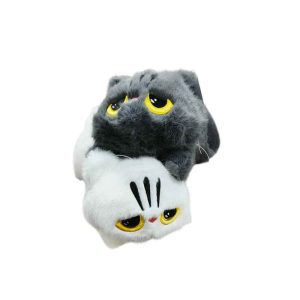 Χαριτωμένη λούτρινη γατούλα σε ξαπλωτή στάση