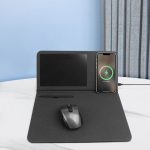 Αυτό το πολυλειτουργικό mouse pad συνδυάζει εργονομική επιφάνεια εργασίας με πρακτικές λειτουργίες για το γραφείο ή το σπίτι. Η επιφάνεια από PU δέρμα βελτιώνει τον έλεγχο και την ακρίβεια του ποντικιού