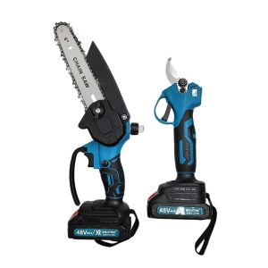 Κάντε το κλάδεμα και τη συντήρηση των δέντρων σας παιχνιδάκι με το απόλυτο επαναφορτιζόμενο σετ 2 σε 1! Συνδυάζοντας ένα πανίσχυρο αλυσοπρίονο μπαταρίας 48V και ένα ευέλικτο ψαλίδι κλαδέματος και τηλεσκοπικό κοντάρι 2